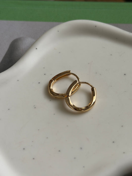 Oval Twist Gold Hoop